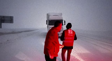  Kızılay'dan mahsur kalan sürücülere kumanya desteği