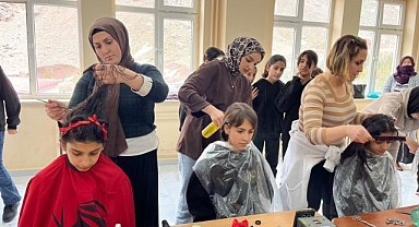 Köy köy dolaşarak yüzleri güldürüyorlar