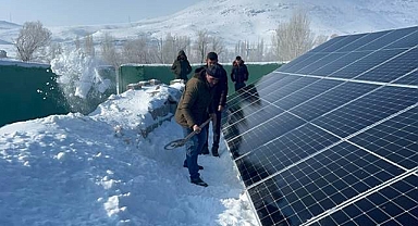 Köylüler imece usulü kar temizliyor