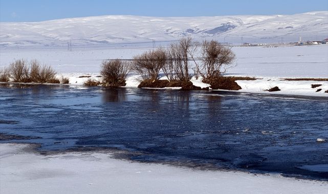 Kura Nehri'nin yüzeyindeki buzlar çözülüyor