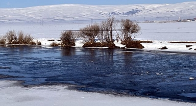 Kura Nehri'nin yüzeyindeki buzlar çözülüyor