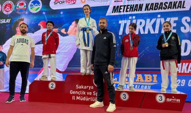 Madalyaları silip süpürdüler