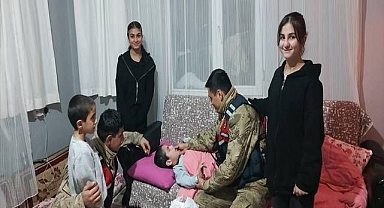 Mehmetçik engelli çocuğun yardımına koştu