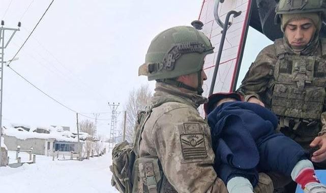 Mehmetçik kapalı yolları aşıp hasta çocuklara ulaştı 