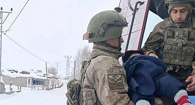 Mehmetçik kapalı yolları aşıp hasta çocuklara ulaştı 