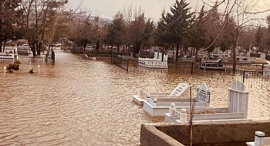 Mezarlar sular altında kaldı