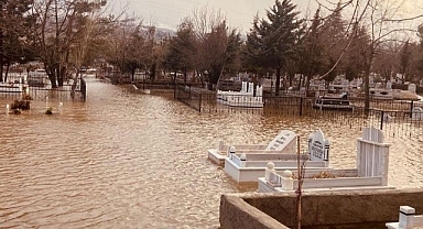 Mezarlık sular altında kaldı