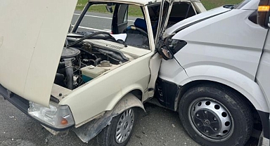 Minibüs ile araç  kaza yaptı, yaralılar var...