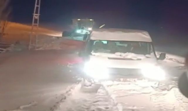 Minibüs kara saplandı yolcular mahsur kaldı!