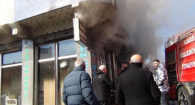 Mobilya deposu alevlere teslim oldu