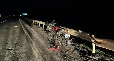Motosikletiyle çukura düştü, yaralandı!
