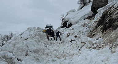 Öğrenci servisi geçerken çığ düştü!
