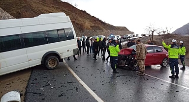 Öğrenci servisi ile otomobil çarpıştı: 9’u öğrenci 12 yaralı