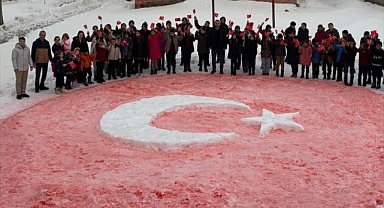 Öğrenciler karda Türk bayrağı yaptı