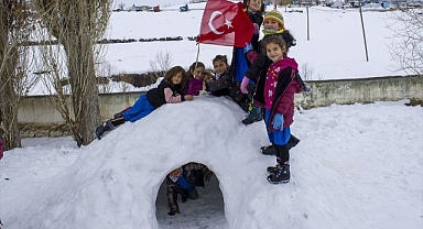  Öğrenciler karın keyfini iglo ev yaparak çıkardı