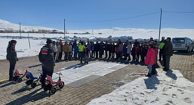 Öğrencilere jandarmadan trafik ve güvenlik eğitimi