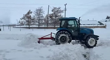 Okul yolunu traktörlerle açtılar