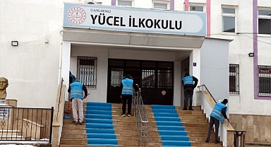 Okullara yükümlülerin eli değdi