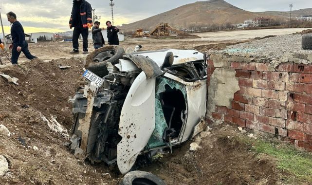 Otomobil aydınlatma direğine çarptı, yaralılar var