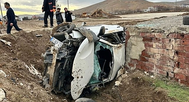 Otomobil aydınlatma direğine çarptı, yaralılar var