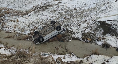 Otomobil dereye uçtu! Yaralılar var...