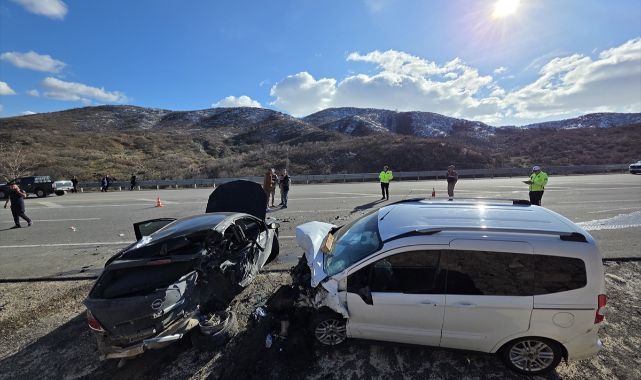 Otomobil ile hafif ticari araç çarpıştı! Feci kazada can verdiler