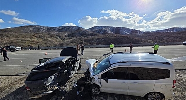 Otomobil ile hafif ticari araç çarpıştı! Feci kazada can verdi