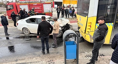 Otomobil ile otobüs çarpıştı! Ekipler seferber oldu