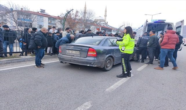 Otomobilin çarptığı yaya yaralandı