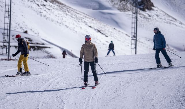 Palandöken'de tatilcilerin ramazanda kayak keyfi