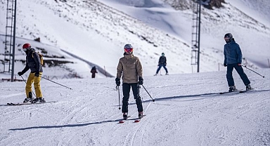 Palandöken'de tatilcilerin ramazanda kayak keyfi