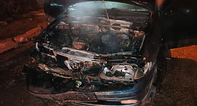 Park halindeki otomobil alev aldı