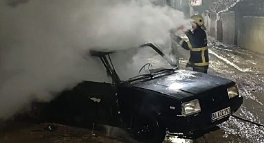 Park halindeki otomobil alev aldı