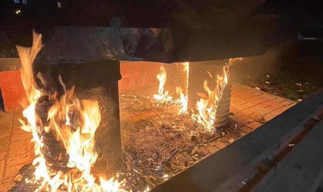 Parktaki bankı ateşe verdiler!