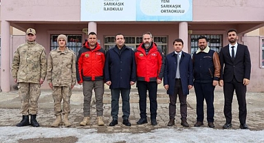 Polisler bir araya geldi minik eller üşümesin dedi