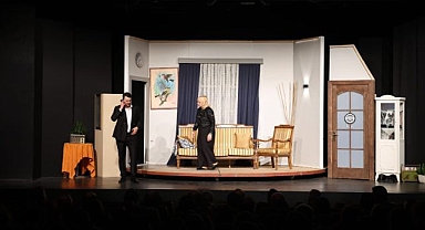 Polisler sahnenin tozunu attırdı