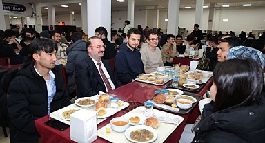Rektör Hacımüftüoğlu öğrencilerle aynı sofrada buluştu