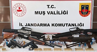Ruhsatsız silah operasyonunda yakayı ele verdiler