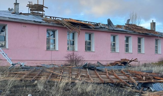 Rüzgardan dolayı çatılar zarar gördü