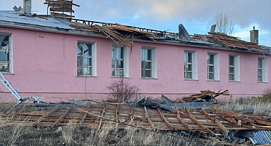 Rüzgardan dolayı çatılar zarar gördü