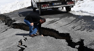 Sağanak nedeniyle mahalle  yolu çöktü