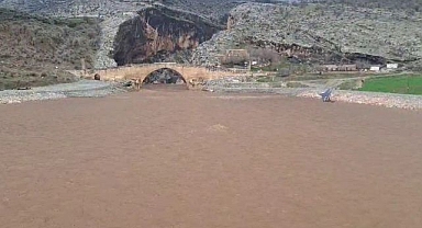 Sağanak yağış sonrası Çay yükseldi 