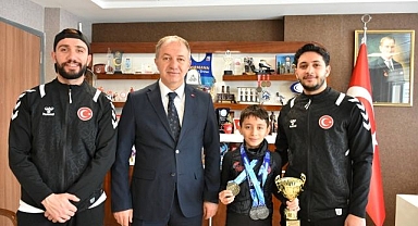 Şampiyonu ödüllendirdi