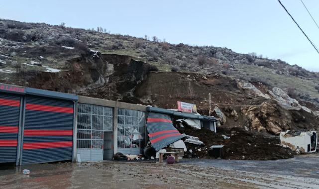 Sanayi sitesine heyelan düştü!