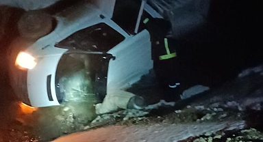 Şarampole devrilen araçtan sağ çıktılar