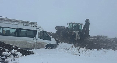 Şarampole devrilen minibüs kurtarıldı