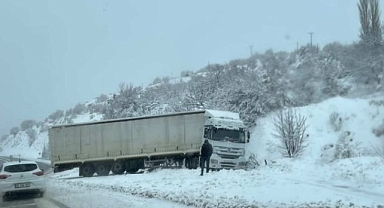 Şarampole kayan tır kara saplandı  