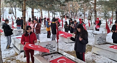 Şehitlikte  ilk ders  bayrak sevgisi