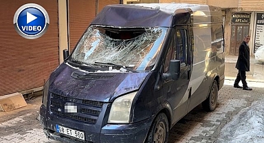 Seyir halindeki aracın üstüne kar düştü!