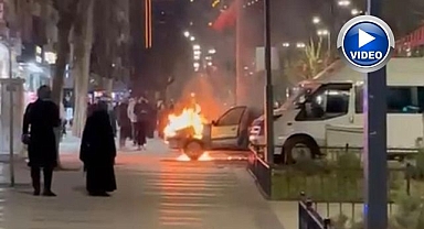 Seyir halindeki otomobil alev alev yandı